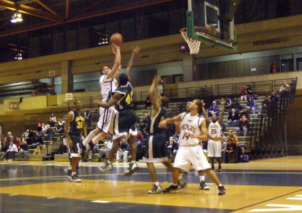 Rockland Defeats Powerhouse Sullivan 102-98 in Men’s Basketball
